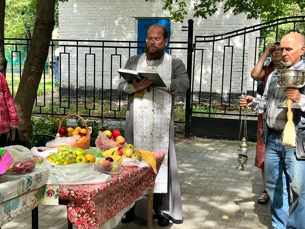 Освящение плодов нового урожая в колокольне бывш. Казанского Головинского монастыря 1