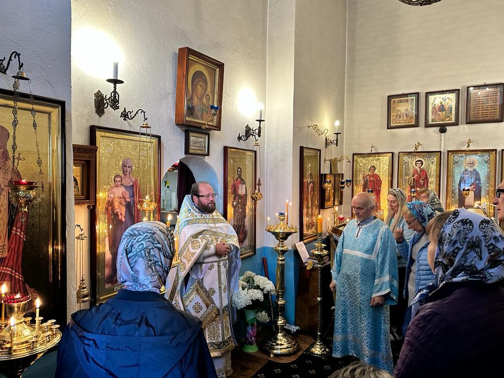 В храме иконы Божией Матери "Знамение" в Аксиньино и колокольне бывшего Казанского Головинского монастыря молитвенно встретили праздник Казанской иконы Божией Матери 13
