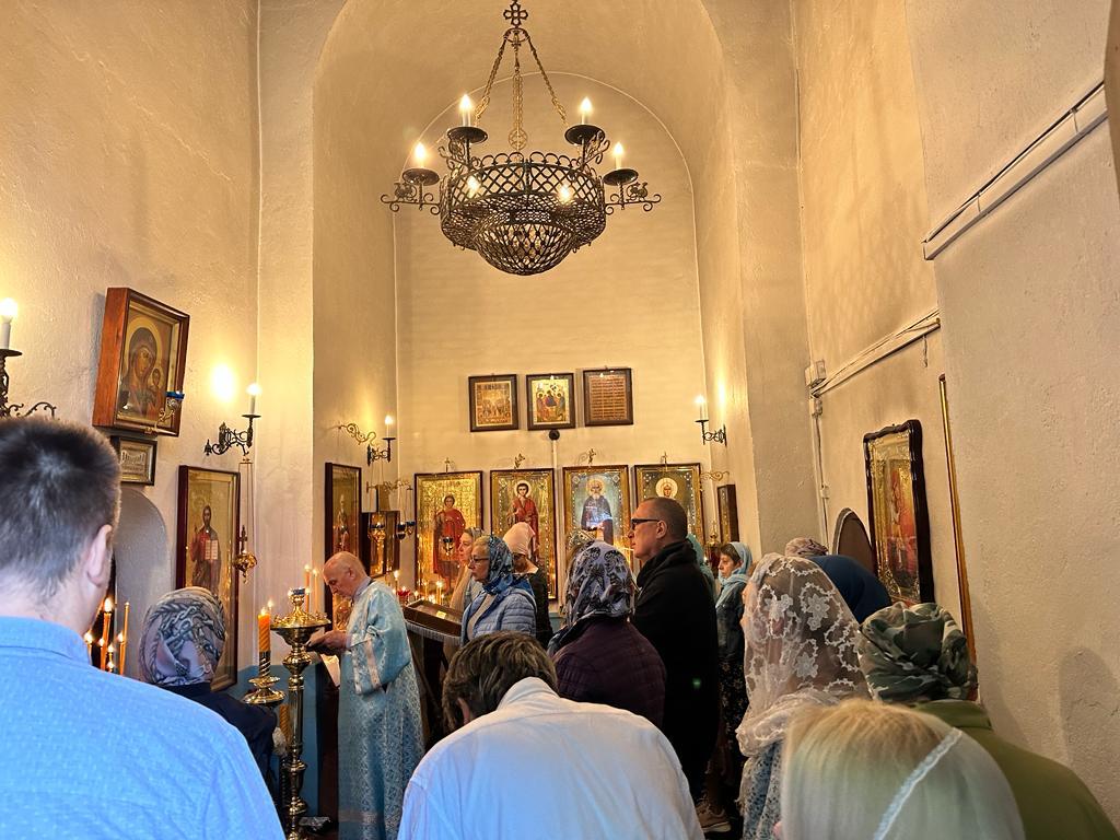 В храме иконы Божией Матери "Знамение" в Аксиньино и колокольне бывшего Казанского Головинского монастыря молитвенно встретили праздник Казанской иконы Божией Матери 11