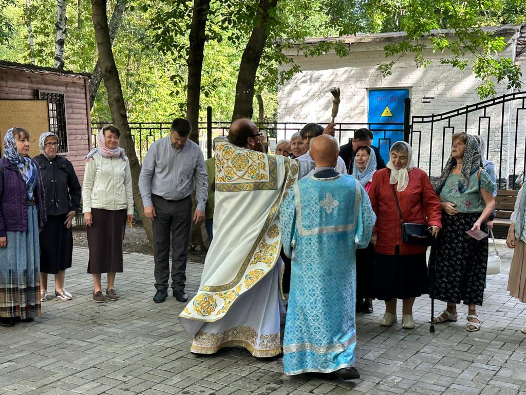 В храме иконы Божией Матери "Знамение" в Аксиньино и колокольне бывшего Казанского Головинского монастыря молитвенно встретили праздник Казанской иконы Божией Матери 17