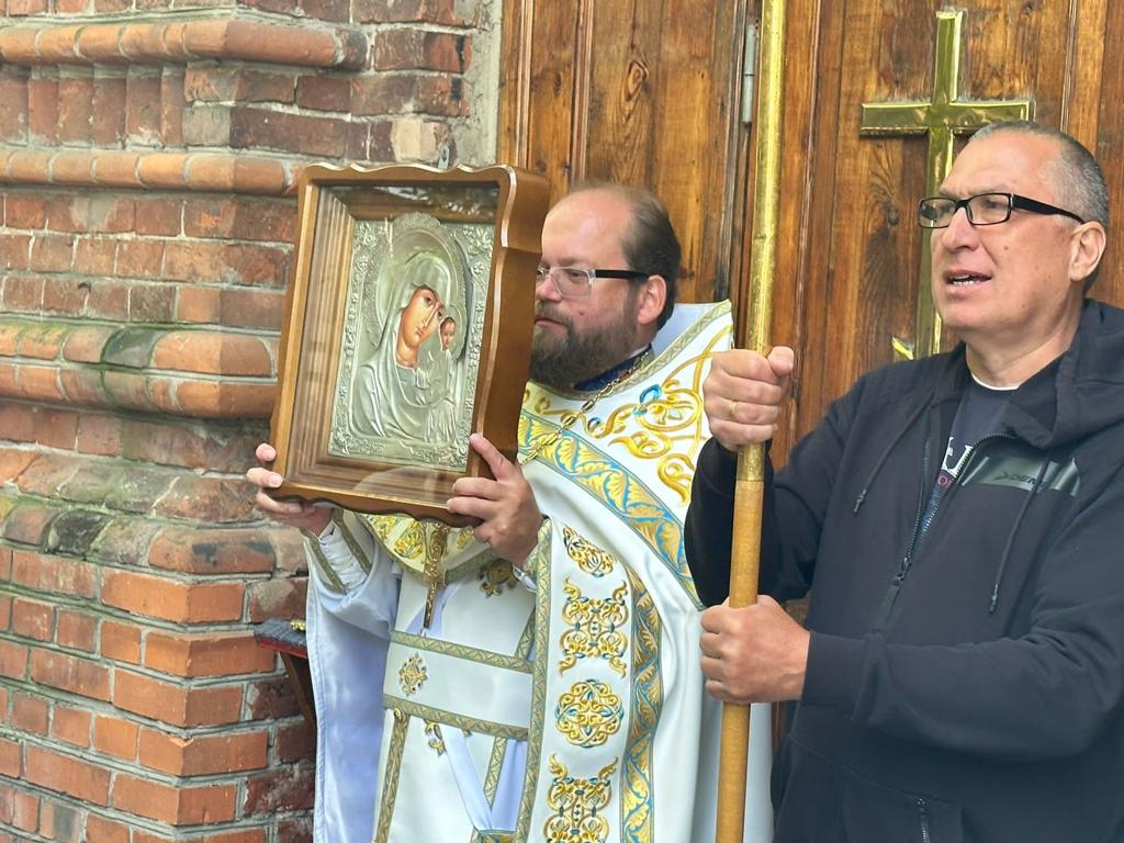 В храме иконы Божией Матери "Знамение" в Аксиньино и колокольне бывшего Казанского Головинского монастыря молитвенно встретили праздник Казанской иконы Божией Матери 19