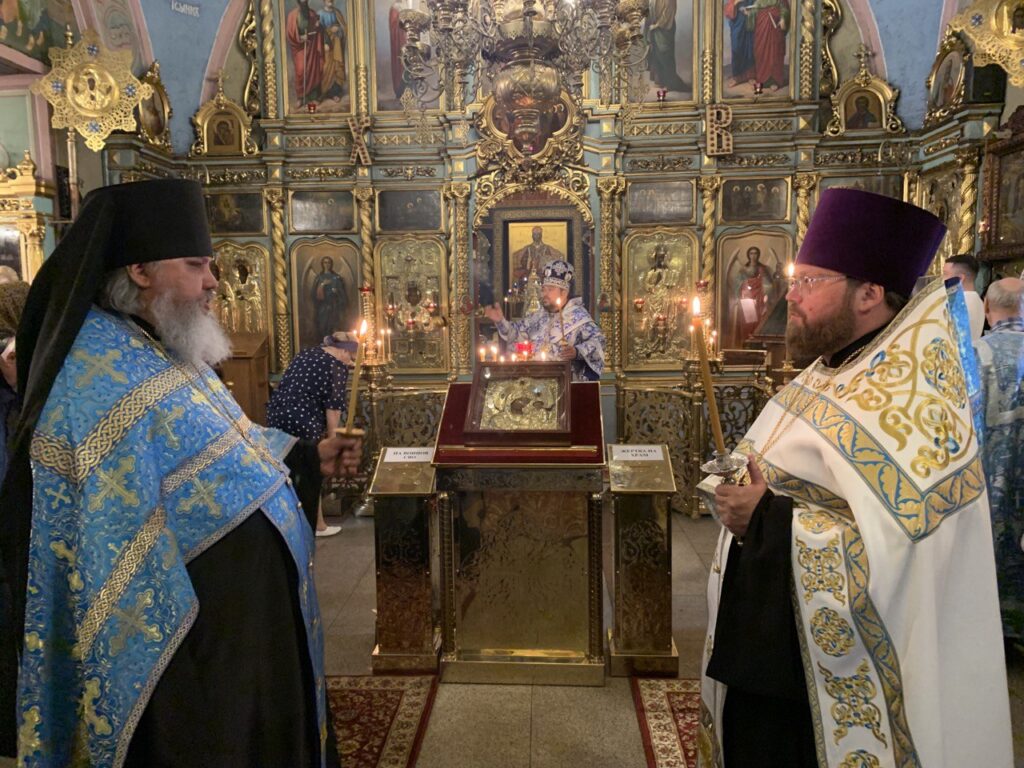 В храме иконы Божией Матери "Знамение" в Аксиньино и колокольне бывшего Казанского Головинского монастыря молитвенно встретили праздник Казанской иконы Божией Матери 7