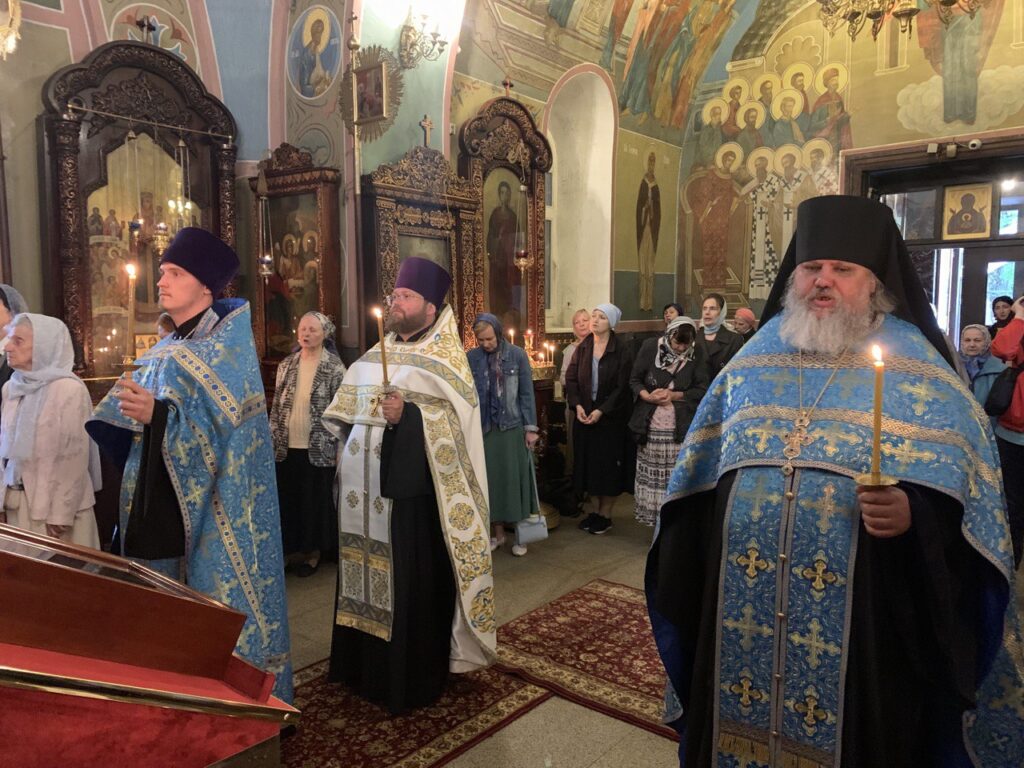 В храме иконы Божией Матери "Знамение" в Аксиньино и колокольне бывшего Казанского Головинского монастыря молитвенно встретили праздник Казанской иконы Божией Матери 9