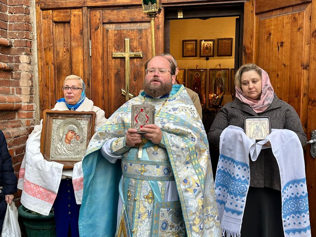 В день памяти Казанской иконы Божией Матери в колокольню бывшей Головинской обители возвращена монастырская икона XIX века 19
