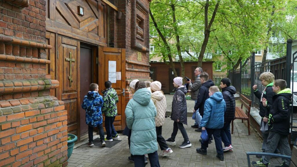 Школьники посетили с экскурсией колокольню бывшего Казанского Головинского монастыря 7