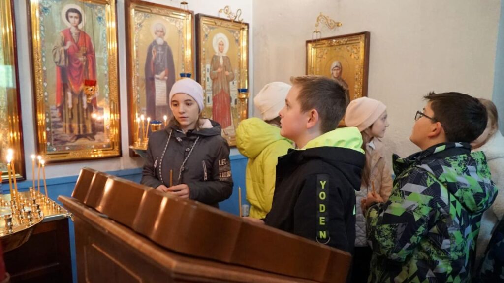 Школьники посетили с экскурсией колокольню бывшего Казанского Головинского монастыря 13