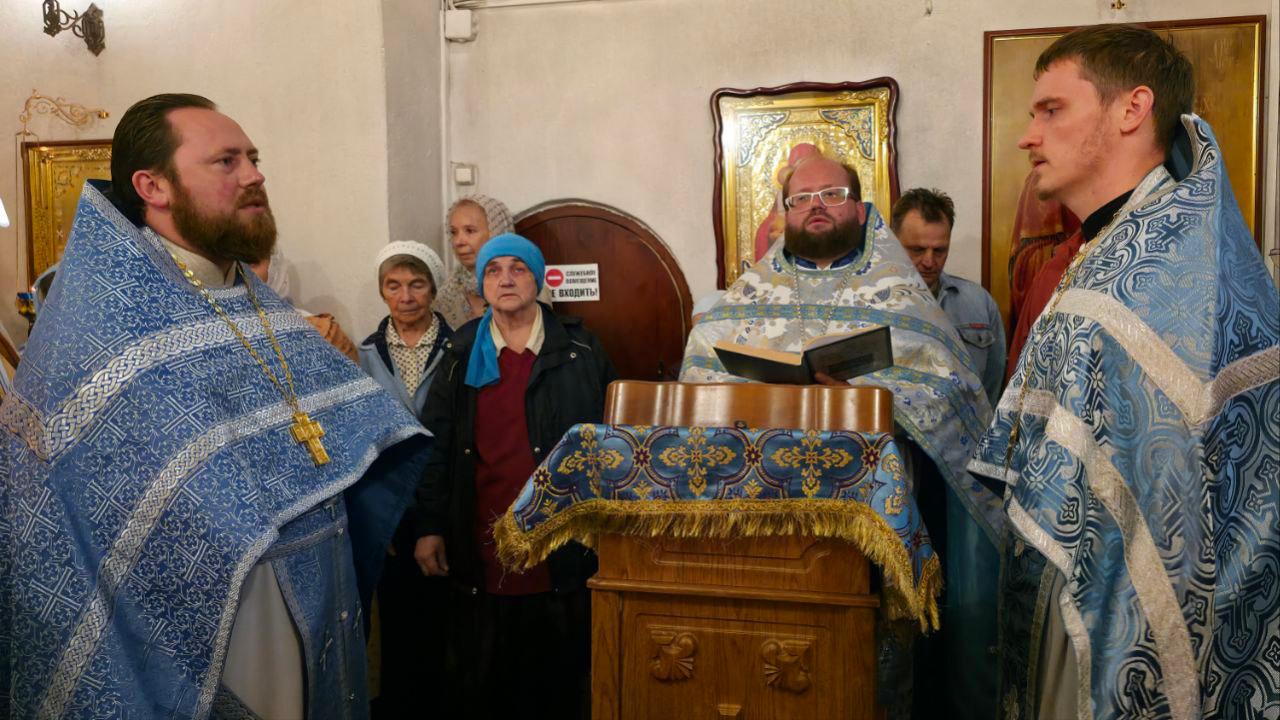 В колокольне бывшего Казанского Головинского монастыря молитвенно встретили праздник обретения Казанской иконы Божией Матери 1