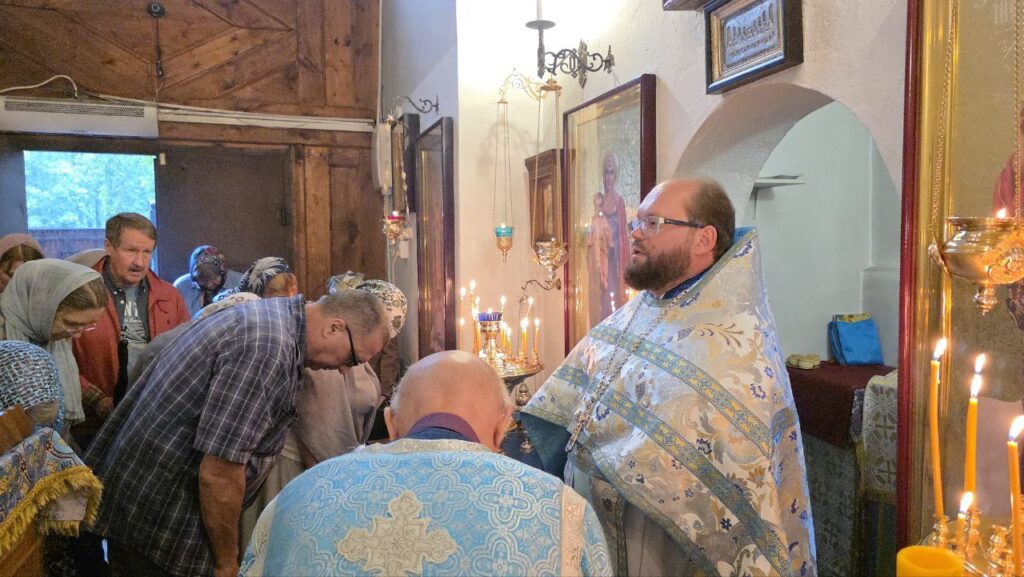В колокольне бывшего Казанского Головинского монастыря молитвенно встретили праздник обретения Казанской иконы Божией Матери 7