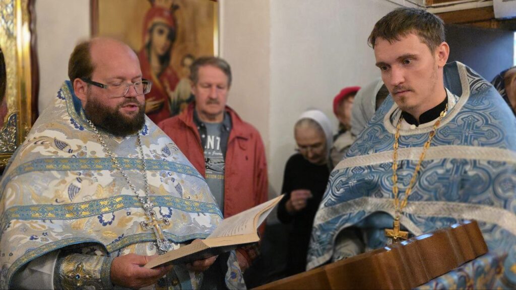В колокольне бывшего Казанского Головинского монастыря молитвенно встретили праздник обретения Казанской иконы Божией Матери 11