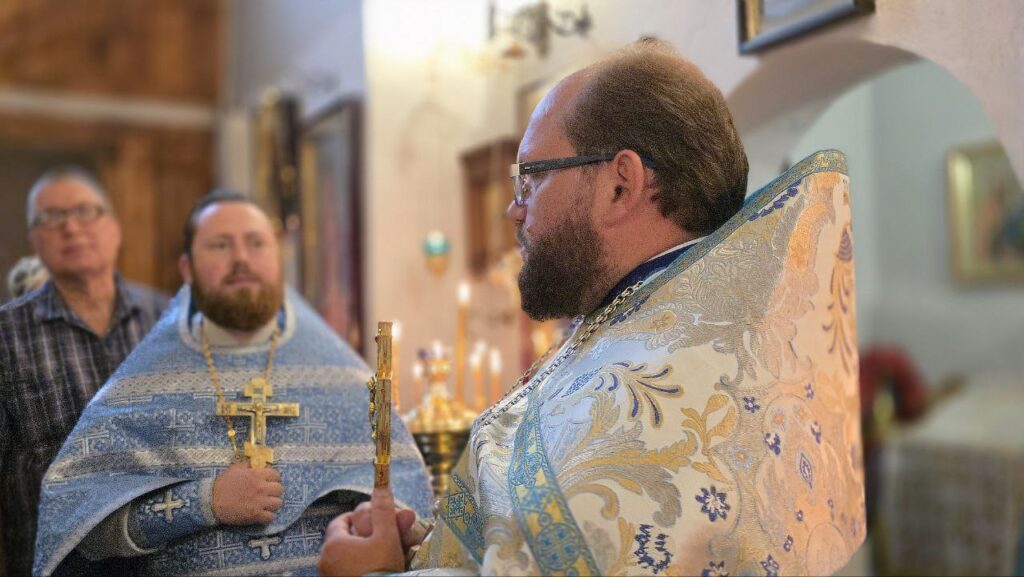 В колокольне бывшего Казанского Головинского монастыря молитвенно встретили праздник обретения Казанской иконы Божией Матери 15
